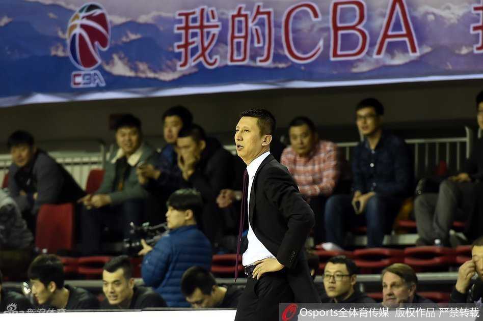 郭艾伦在球场上奔跑庆祝胜利，他紧握双拳，脸上洋溢着少年般的笑容，尽情释放着内心的狂喜