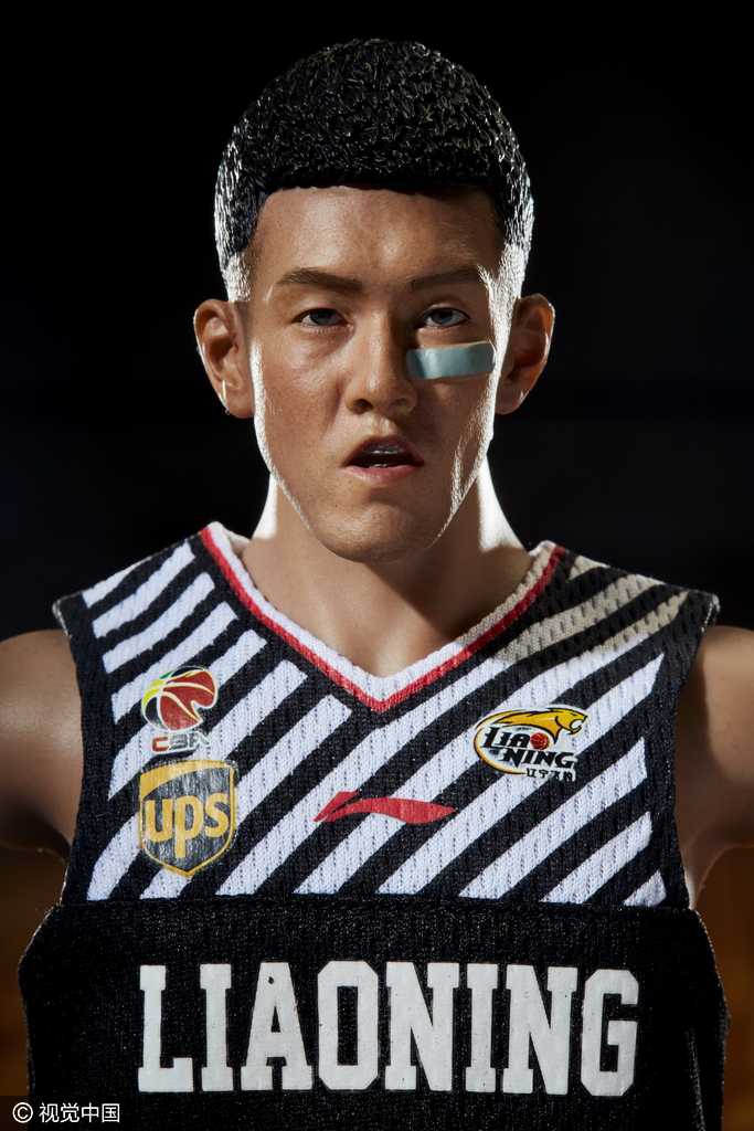 包装盒与配件全家福，精美的礼盒内整齐摆放着备用替换手型与纪念卡片，尽显限量版尊贵质感