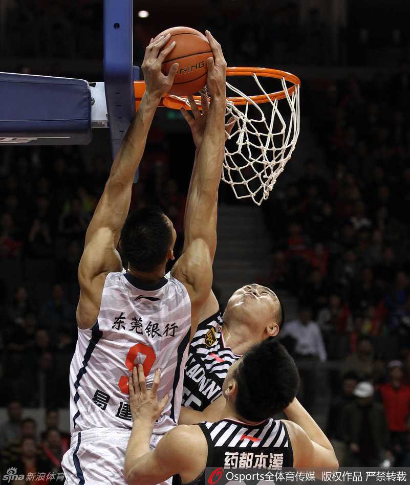 周鹏跃起打板，在辽宁队员的防守下依然柔和出手，展现了国家队队长的风采。