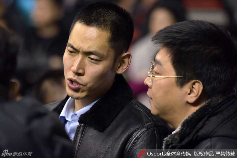 哈德森面对广东队的双人包夹，依然自信地干拔跳投三分，球在空中划出一道美丽的弧线，篮球网袋微微泛起，仿佛时间都在此刻静止。