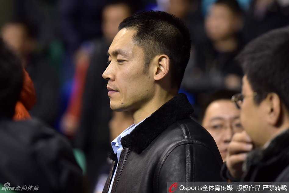 李晓旭在人群中高高跃起，以一敌三奋力摘下前场篮板，落地瞬间他肌肉紧绷，眼神坚毅，展现了内线悍将的强硬作风。