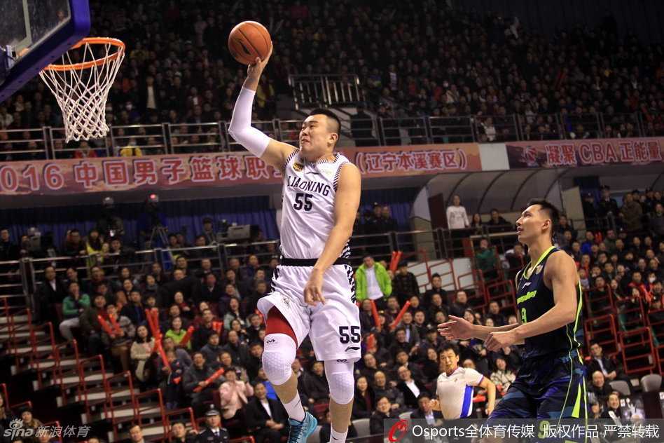 韩德君宛如一辆重型坦克完成抢断，他舒展长臂滑翔而起，在易建联头顶完成势大力沉的劈扣，这一刻地动山摇。