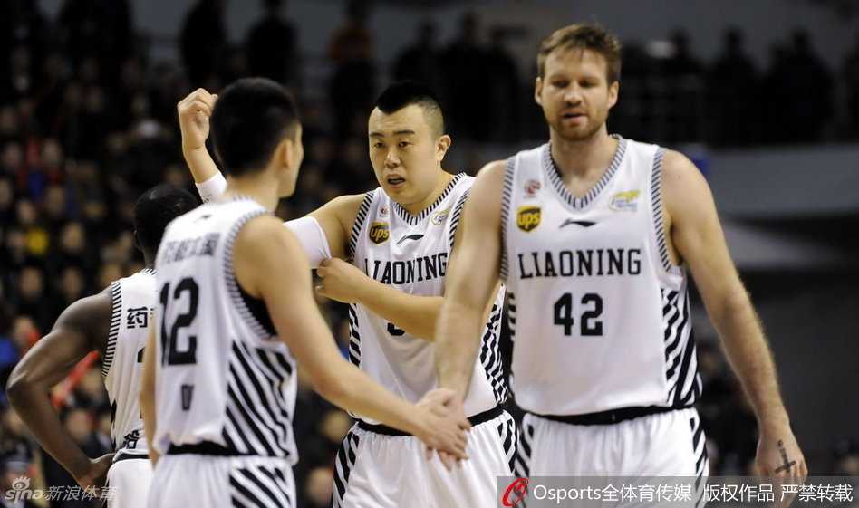 周鹏如同一道移动的高墙，寸步不离地紧贴郭艾伦，他的长臂干扰着每一次传球路线，这是顶级锋线防守者对速度核心的死亡缠绕。