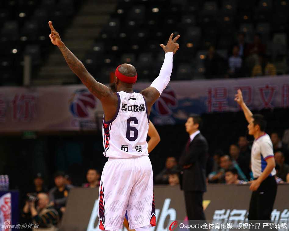 东莞队外援布朗借助孙桐林的掩护，像泥鳅一样甩开了紧追不舍的哈德森，从人缝中杀出一条血路，直杀篮下。