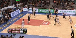 迪奥古在篮下接球后，面对防守直接起跳，双手将球狠狠砸进篮筐，整个动作势大力沉，极具视觉冲击力。