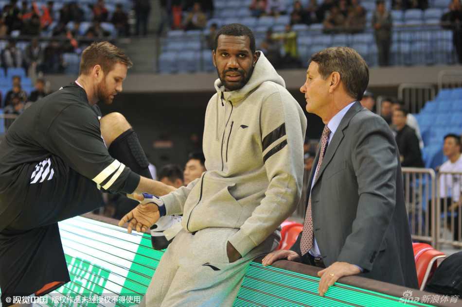 郭艾伦在人群中闪转腾挪，如游龙一般，用一个极不协调的姿势，将球从人缝中送向篮筐。