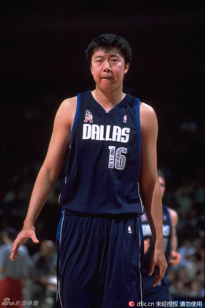 姚明身披休斯顿火箭队战袍，在一众防守球员的围堵下，高高跃起，稳稳地将球送入篮筐。这不仅是简单的投篮，更是他向世界宣告“小巨人”时代正式到来的标志性瞬间。