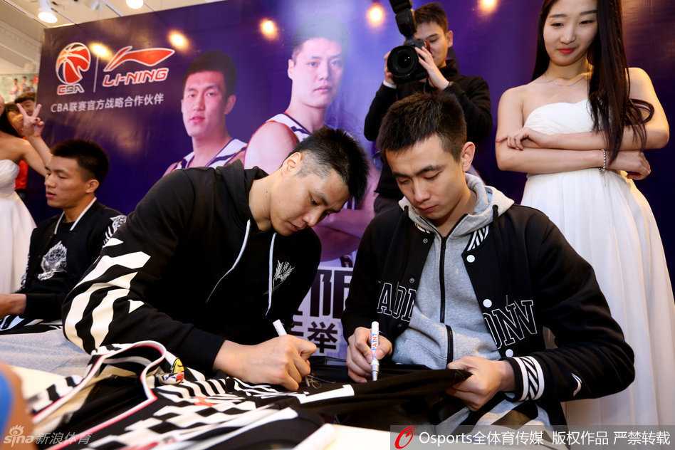 贺天举与赵继伟并肩而立，两人穿着休闲装束，面对镜头露出默契而轻松的微笑，尽显兄弟情深