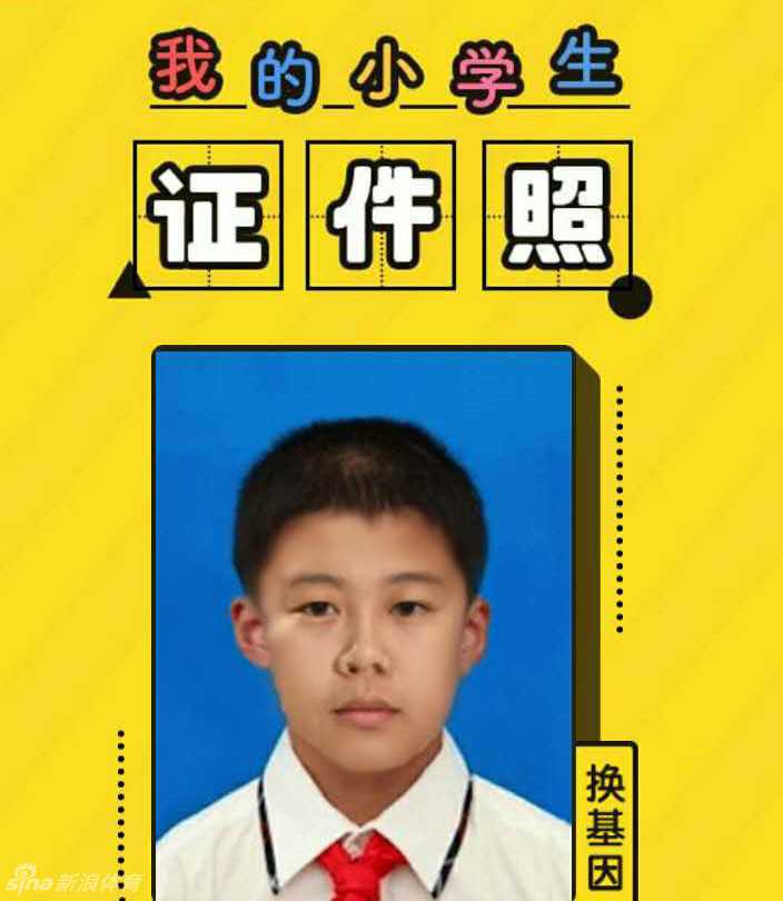 童年的李嘉诚眉眼清秀，安静地戴着红领巾，谁能想到这个少年日后将用双手撑起一个庞大的商业帝国