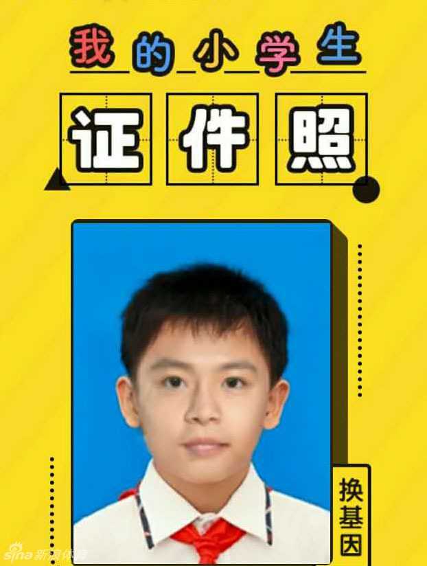 少年刘强东系着红领巾，眼神里既有羞涩也有坚定，农村的贫苦生活没能困住他，反而给了他闯荡世界的动力