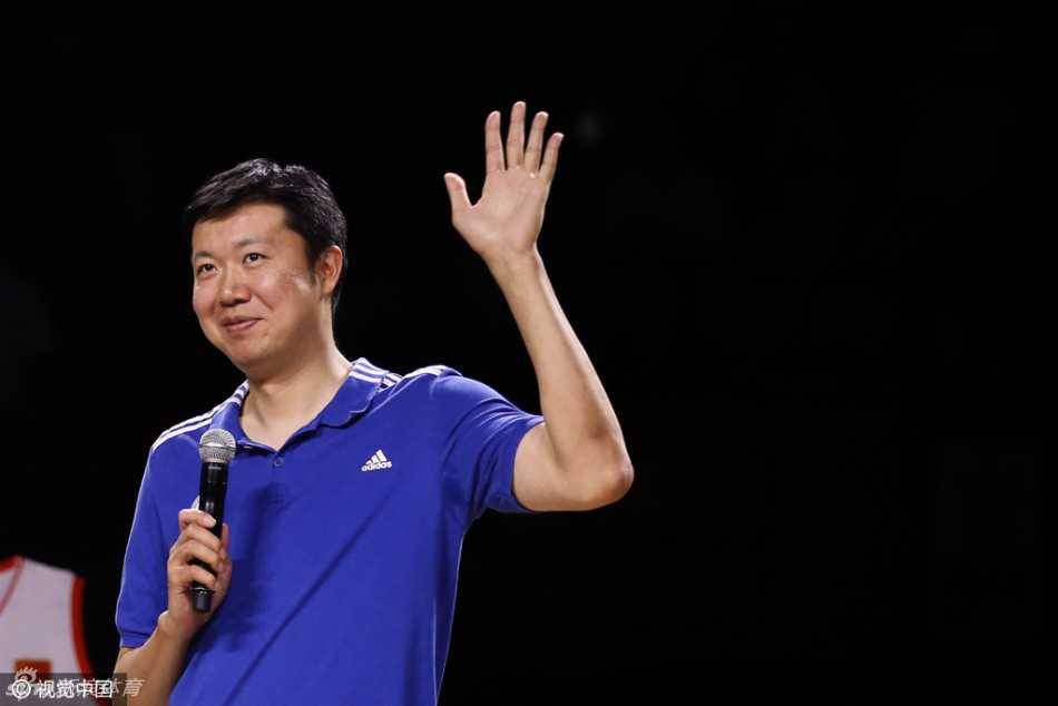 姚明手持话筒深情致辞，向这位伟大的对手与队友表达敬意，身旁的王治郅神情专注，两位移动长城的聚首令全场动容。