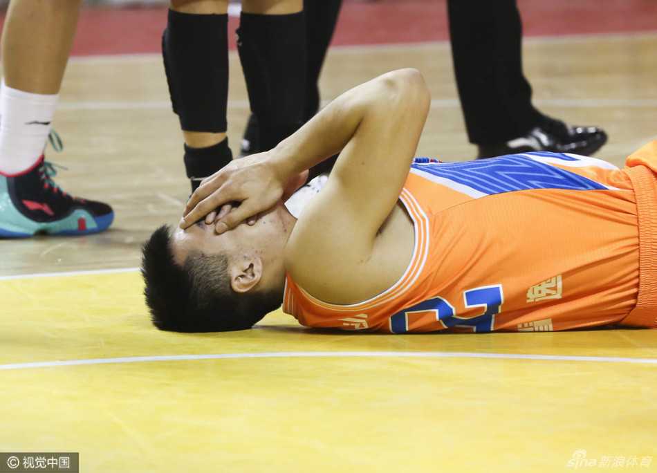 上海外援“小熊”亚布塞莱持球强攻，他利用强壮的身体倚住防守，试图在吉林队的内线翻江倒海，完成一次势大力沉的灌篮。