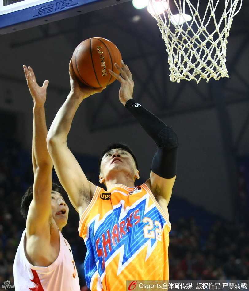 本场比赛的英雄贾巴里-布朗持球发动致命一击，他闪电般杀入上海队腹地，造成对手犯规，用两记金子般的罚球终结了上海的不败金身。