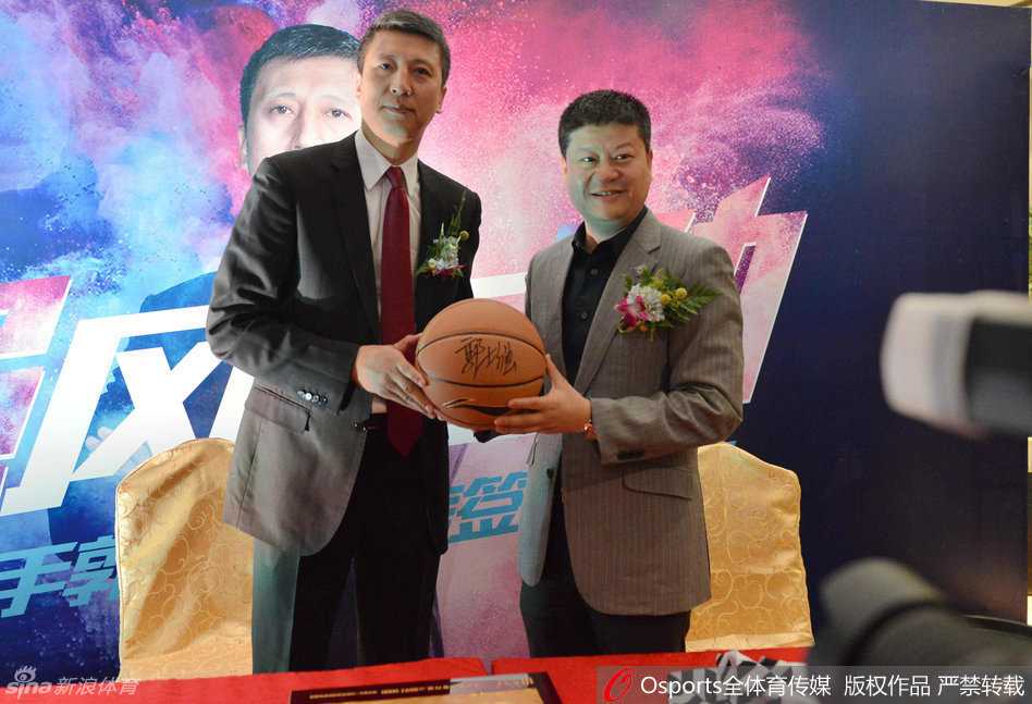 郭士强与辽篮球迷的那些暖心瞬间 从赛场内到校园中的真情互动 在活动的最后,郭士强与一群球迷进行大合影,他站在人群中间,对着镜头竖起大拇指,身后的球迷们也都笑容满面