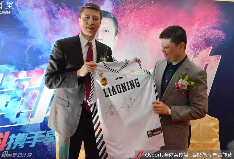 郭士强与辽篮球迷的那些暖心瞬间 从赛场内到校园中的真情互动 郭士强手里拿着一件辽宁男篮的绿色球迷服,正低头为球迷签名,他神情专注而认真,旁边的球迷们举着手机记录这一时刻