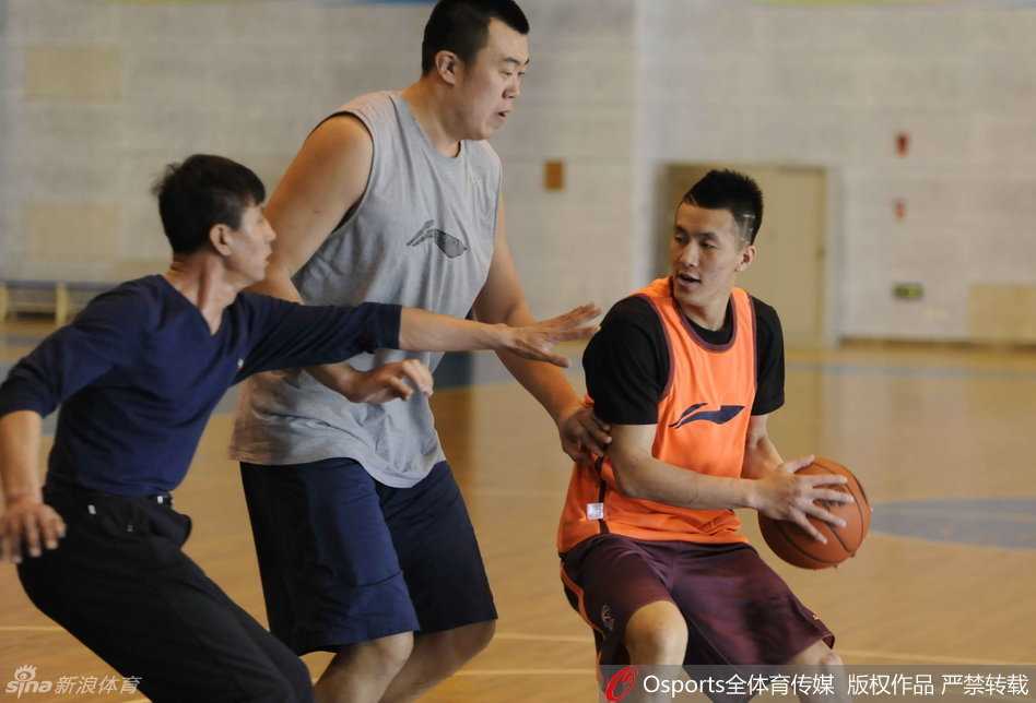 郭爸在训练赛中毫不留情，伸出长臂正面封盖了郭艾伦的投篮，儿子脸上露出既无奈又惊讶的表情。