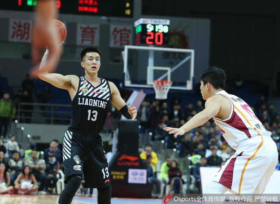 辽宁队后场核心哈德森佝偻身躯运球突破，面对防守者他眼神坚毅，每一次胯下运球都在寻找杀入内线的一线缝隙。