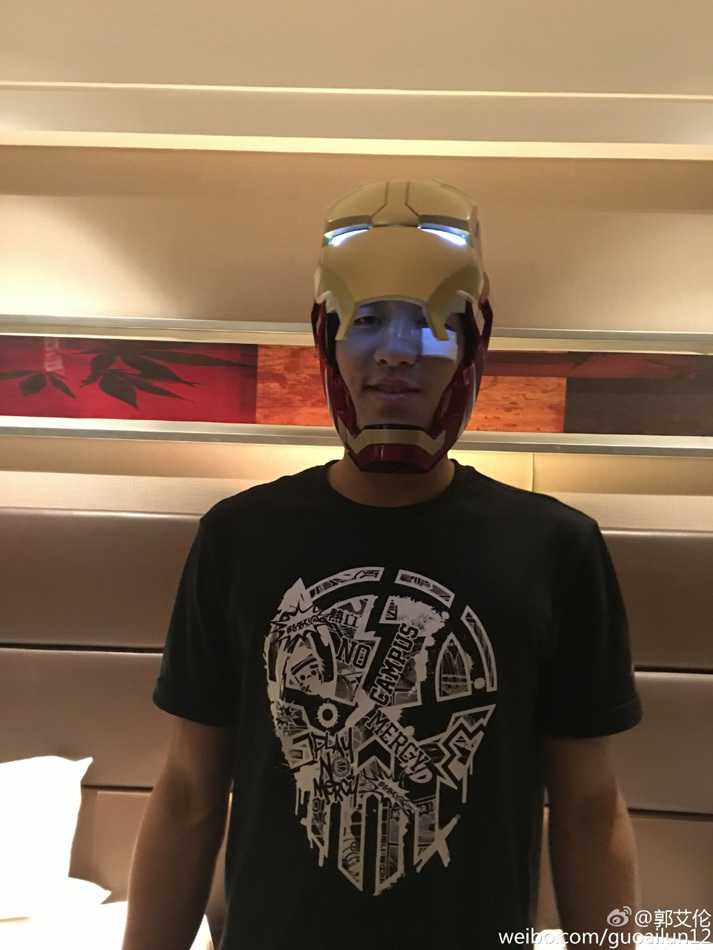郭艾伦喜获球迷众筹钢铁侠头盔,变身最帅“双料侠客” 郭艾伦已经迫不及待地将头盔戴在头上,红色的面罩遮住了他俊朗的面容,他透过金色的眼洞看向镜头,仿佛下一秒就要发射掌心炮。