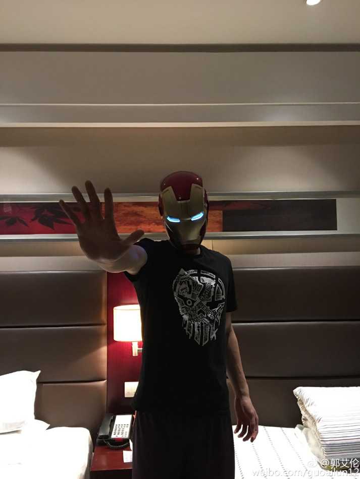 郭艾伦喜获球迷众筹钢铁侠头盔,变身最帅“双料侠客” 刚从礼盒中取出的钢铁侠头盔静静安放,红金配色在灯光下闪耀着金属光泽,仿佛在等待它的主人归来。