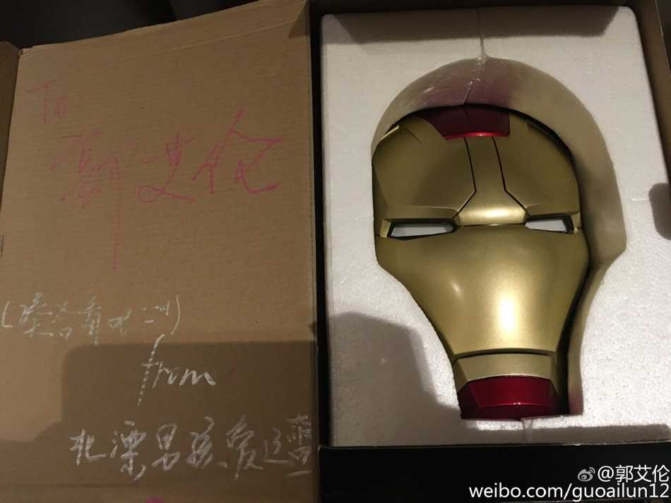 郭艾伦喜获球迷众筹钢铁侠头盔,变身最帅“双料侠客” 郭艾伦单手举起沉甸甸的钢铁侠头盔,眼神中充满好奇与惊喜,嘴角不自觉地上扬,像个得到了梦寐以求玩具的大男孩。