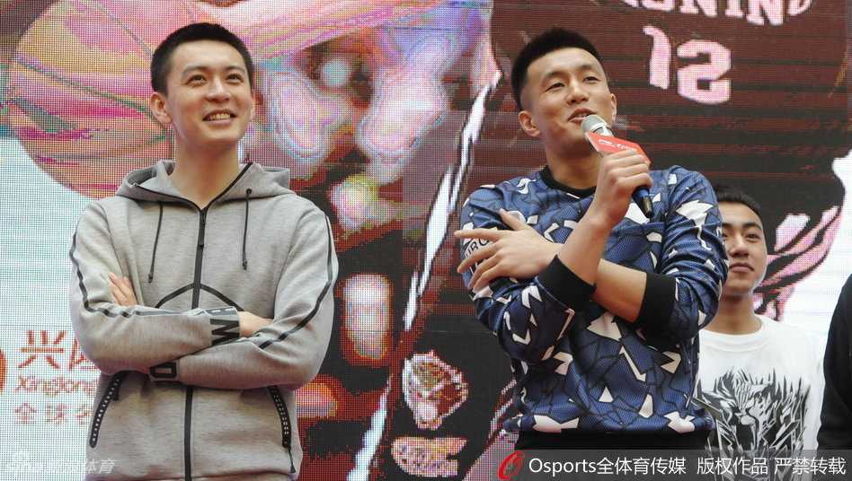 郭艾伦与杨鸣并肩站在一起，一个搞怪逗趣，一个帅气逼人，辽篮双星闪耀全场，成为活动中最亮丽的风景线。
