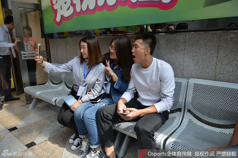 郭艾伦的招牌笑容与暖心瞬间:记录“亚洲第一控卫”的宠粉时刻 郭艾伦耐心地与场边的小球迷交流互动,弯下高大的身躯,仔细聆听小朋友说话。