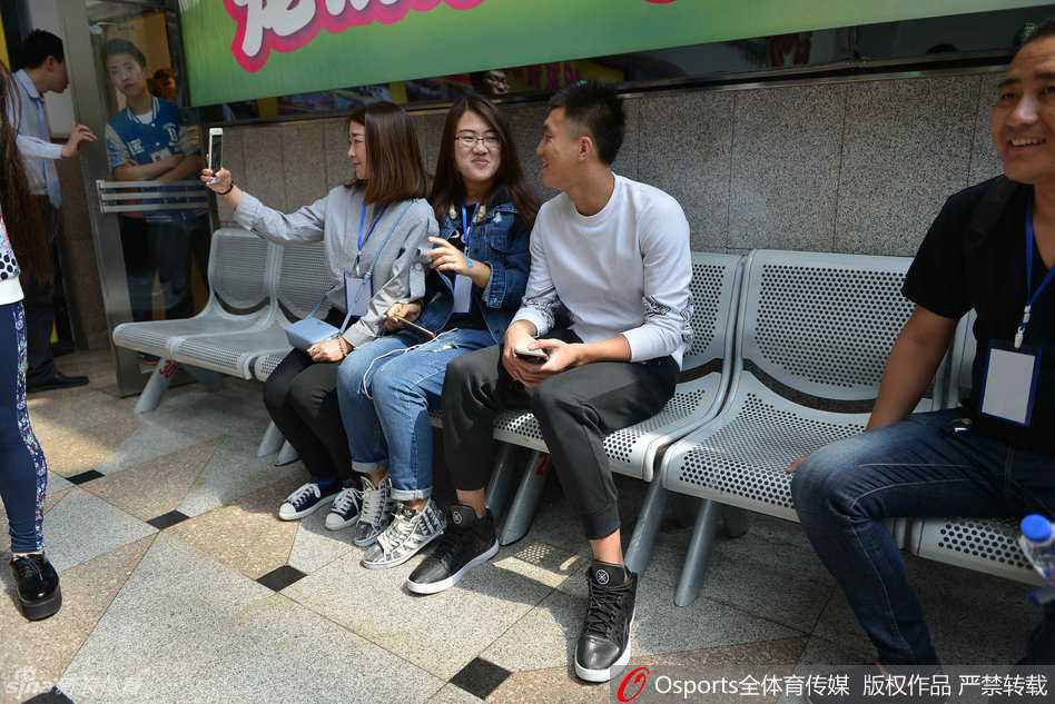 郭艾伦的招牌笑容与暖心瞬间:记录“亚洲第一控卫”的宠粉时刻 郭艾伦在活动现场帅气亮相,举手投足间散发着自信,引来台下球迷阵阵尖叫“台下人不少啊”。