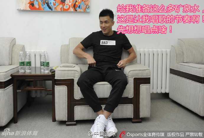 郭艾伦手握麦克风，表情投入地准备高歌一曲，那微微张开的嘴巴和上挑的眉毛，仿佛在告诉大家‘我要开始飙高音了’。