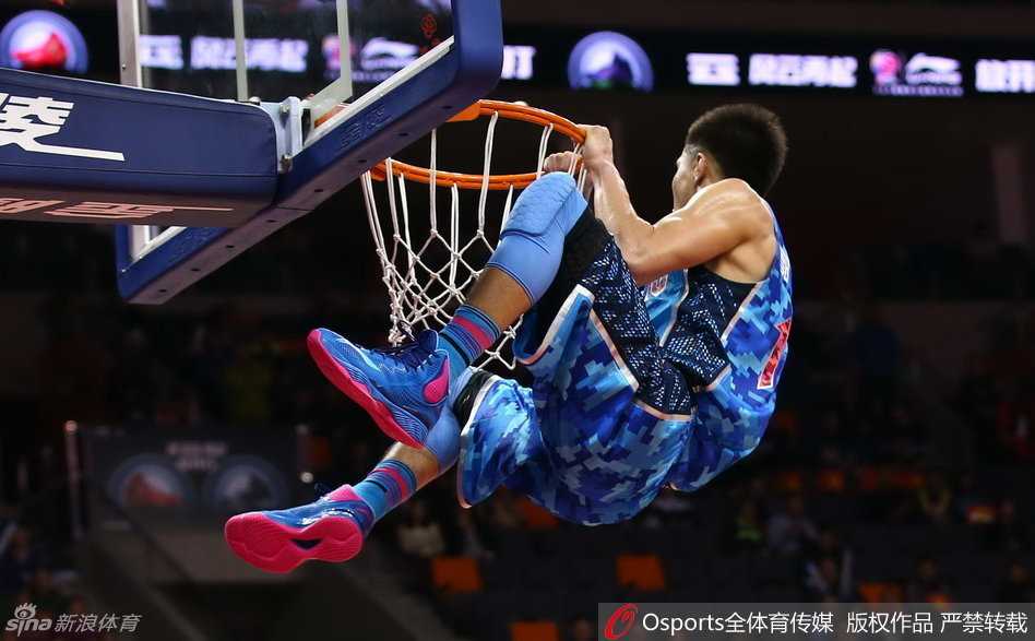 郭艾伦在篮下面对两人包夹，依然冷静地寻找出手空间，他巧妙地利用身体对抗，完成一次高难度的上篮。