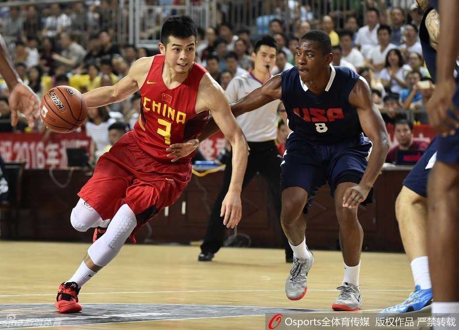 山东队中锋陶汉林在禁区卡住位置，利用强壮的身体优势背身强打篮下，试图顶开防守队员。