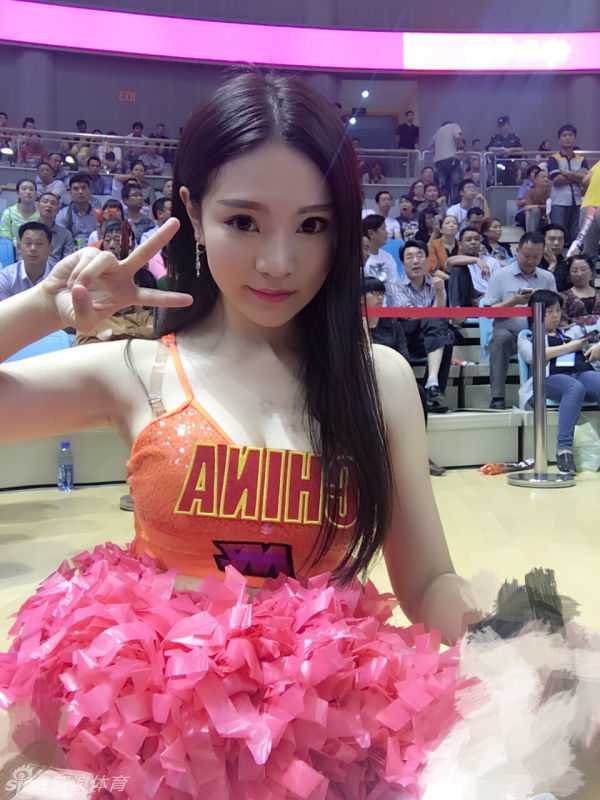 赛场上，化身篮球宝贝的她身穿亮色表演服，随着动感音乐扭动身体，火辣的舞蹈动作瞬间点燃全场气氛，成为球场中央最耀眼的一道风景线。