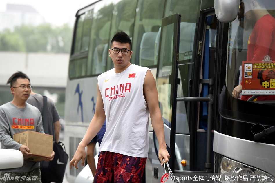 年轻球员赵岩昊和丁彦雨航在底角进行三分投篮训练，丁彦雨航出手后目光紧盯着篮球轨迹