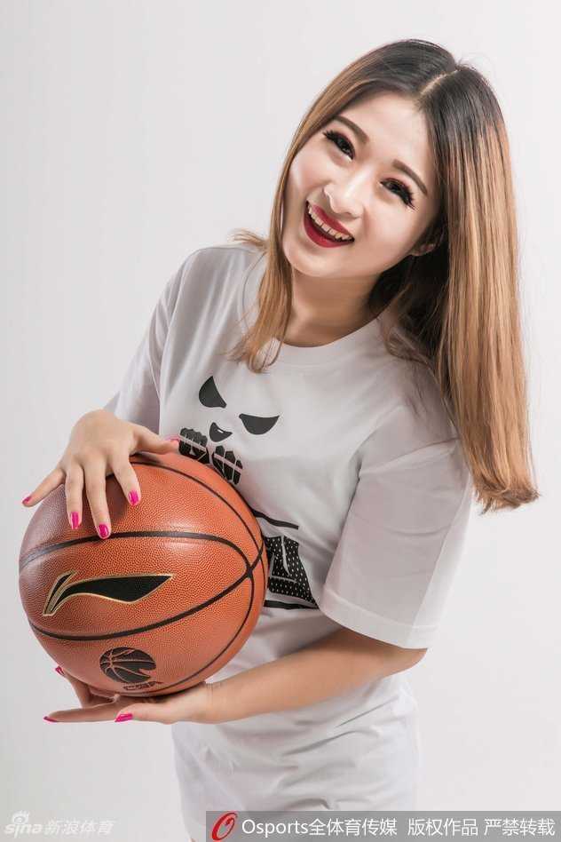 排排坐的宝贝们对着镜头绽放甜美笑容，整齐伸出的美腿和战靴成为焦点，青春的气息扑面而来。