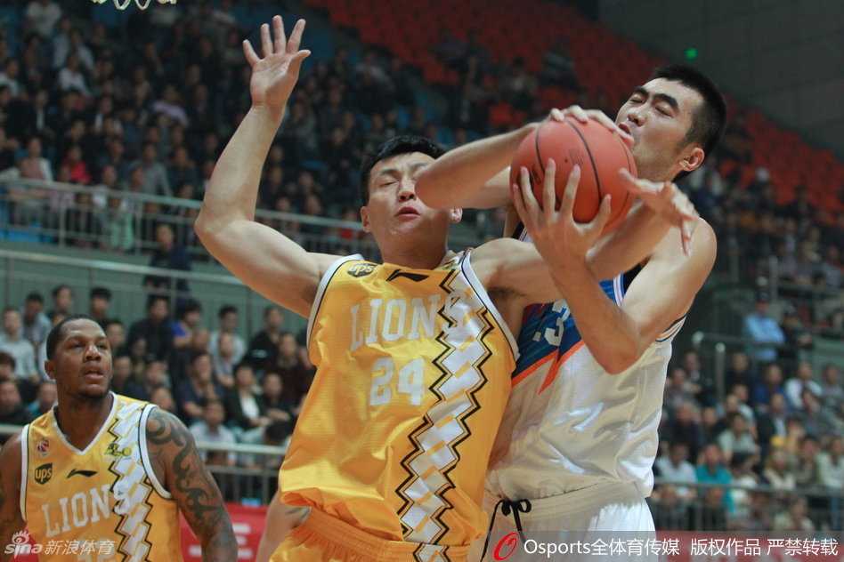 江苏队获胜后，替补席球员们全部起立欢呼，挥舞着手中的毛巾，脸上的笑容比丹阳的灯光还要灿烂，尽情释放着胜利的喜悦。