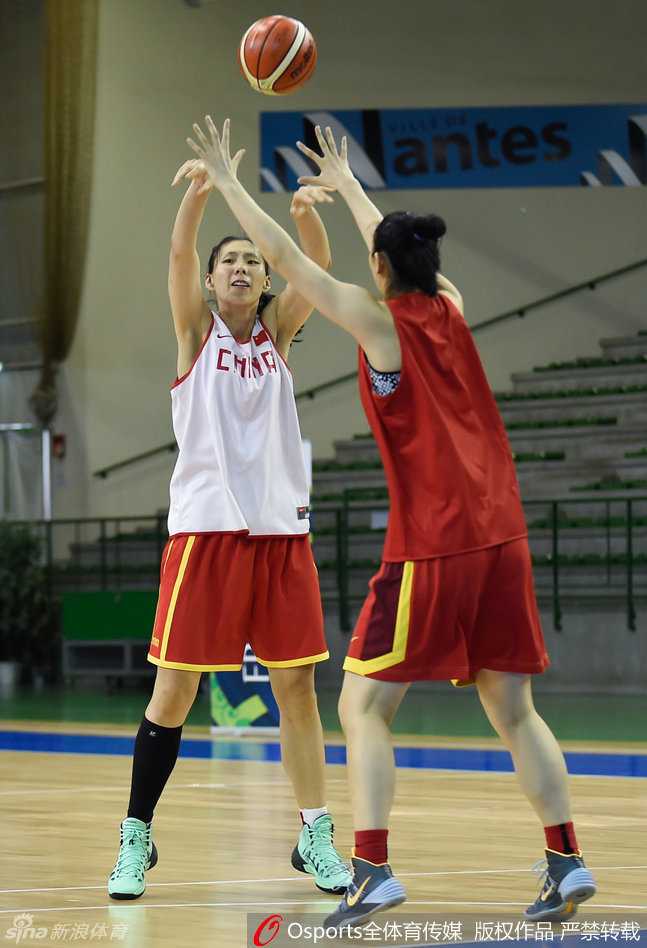 在一次暂停后的间歇，陈楠趁休息时间在场边拉起衣角擦拭汗水，虽然面露疲惫，但她的眼神依然坚毅地望向场内，关注着队友们的跑位。