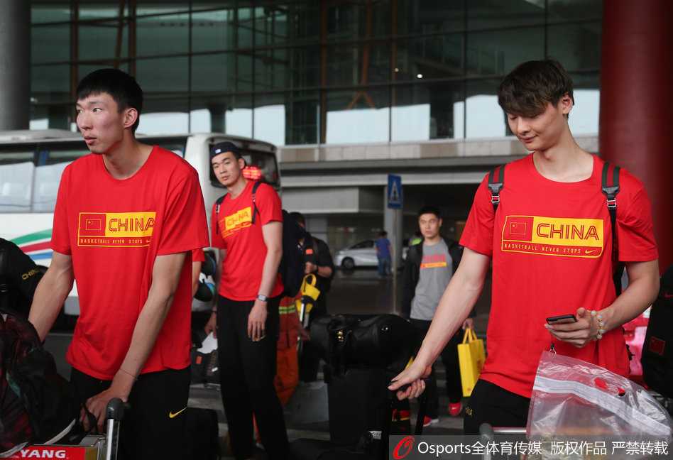 凯旋而归的男篮小伙子们面带灿烂笑容，队长周琦走在队伍前列，眼神中透露出欧洲拉练后的坚毅与自信。