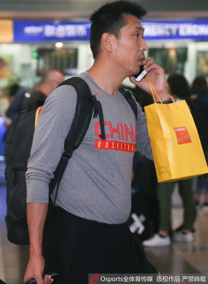 胡雪峰与睢冉两位后卫走出机场，面对镜头露出腼腆的微笑，行李车上满载着这趟海外征程的收获。