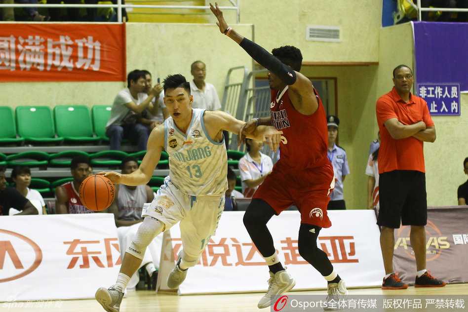 可兰白克如同尖刀一般，毅然决然地杀入美国联队的重重防线，眼神中透露出必胜的决心。