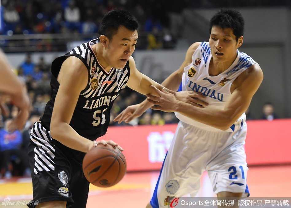 郭士强场边激情挥臂，大声传达战术指令，眼神中透出必胜决心