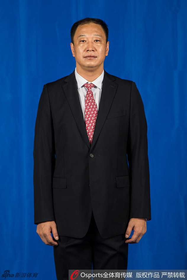 更衣室内福建队员们对着镜头自拍耍宝，搞怪表情尽显轻松活泼的队内气氛与兄弟情谊。