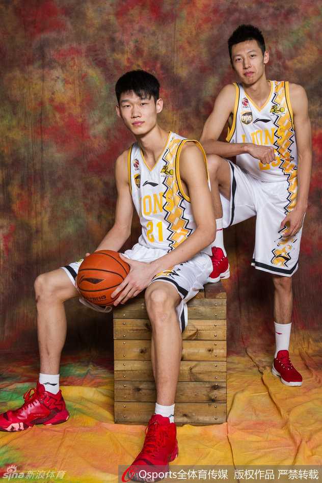 胡金秋、孙铭徽、赵岩昊等年轻球员在替补席上为队友加油鼓劲，青春的脸庞写满专注与热情，他们是球队未来的基石。