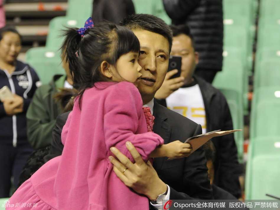 郭士强抱着女儿边走边笑，眼角的皱纹里都填满了幸福，手中的东西似乎已不重要，怀里的宝贝才是他的全世界。