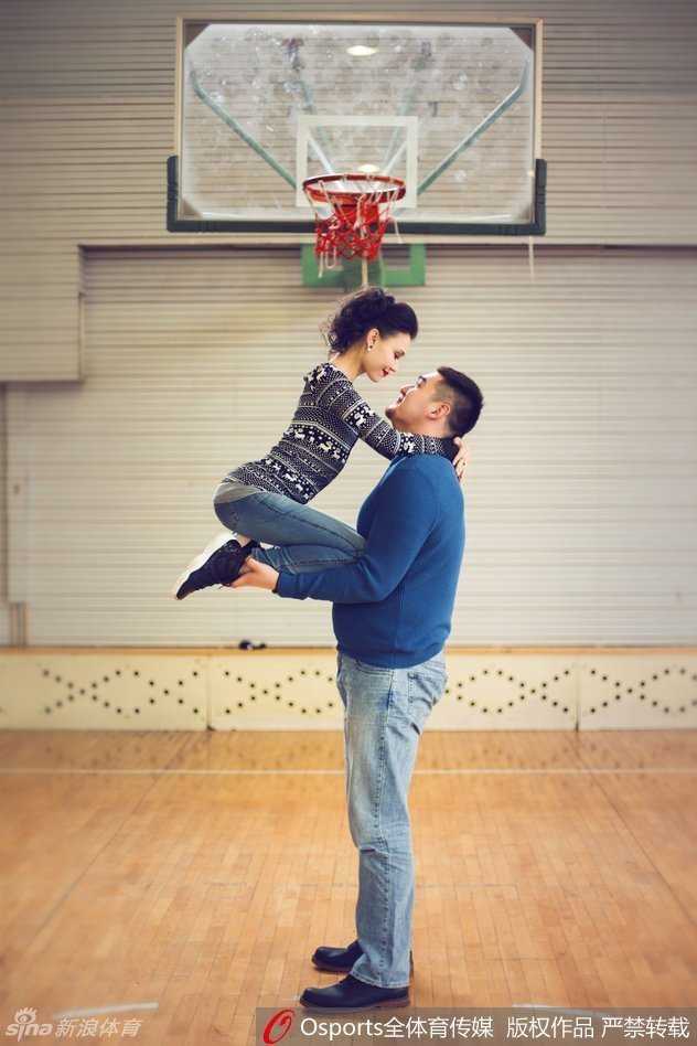 两人穿着休闲装与篮球合影，买尔丹从身后轻拥女友，两人望向镜头的眼神坚定而充满希望，预示着小家庭的幸福启程。