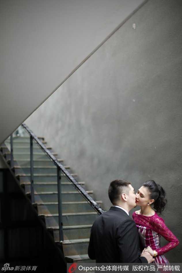 两人亲密依偎在带有篮球元素的场景中，手中拿着篮球，脸上写满对婚后生活的憧憬，完美诠释了