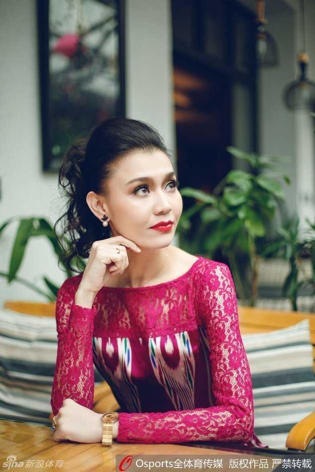 在黄昏的球场光影中，买尔丹深情亲吻美丽新娘的脸颊，这一刻，激烈的对抗与比分都已远去，只剩下两人的甜蜜世界。