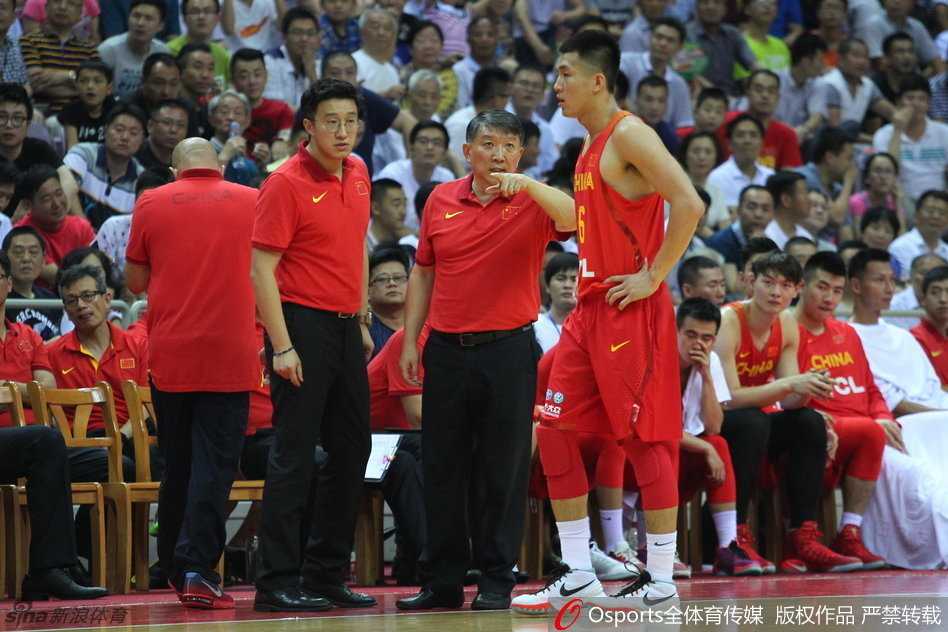 周琦扬起长臂，在空中编织出一道密不透风的屏障，无情地将对手的上篮扇飞