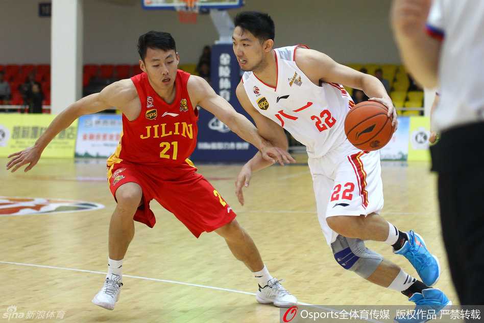 八一前锋德勒黑如猛虎下山一般持球强行突破吉林队防线，肌肉线条展现出惊人的爆发力。