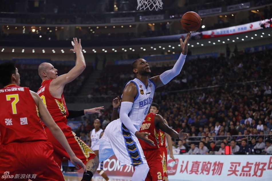 年轻的李慕豪在内线接球后毫无惧色，他高高跃起，隔着防守人就欲完成一记势大力沉的双手灌篮，展现着新生代内线的劲爆身体素质。