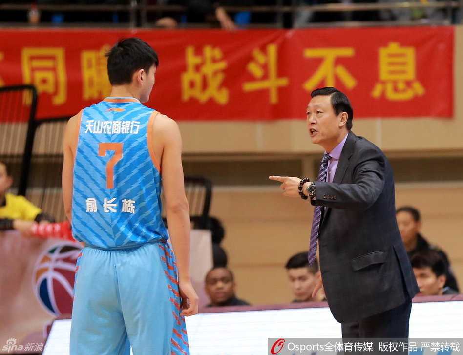 西热力江运球疾驰，他歪着头观察着场上局势，脸上挂着标志性的搞怪表情，即便在紧张激烈的比赛中，他也享受着篮球带来的乐趣。