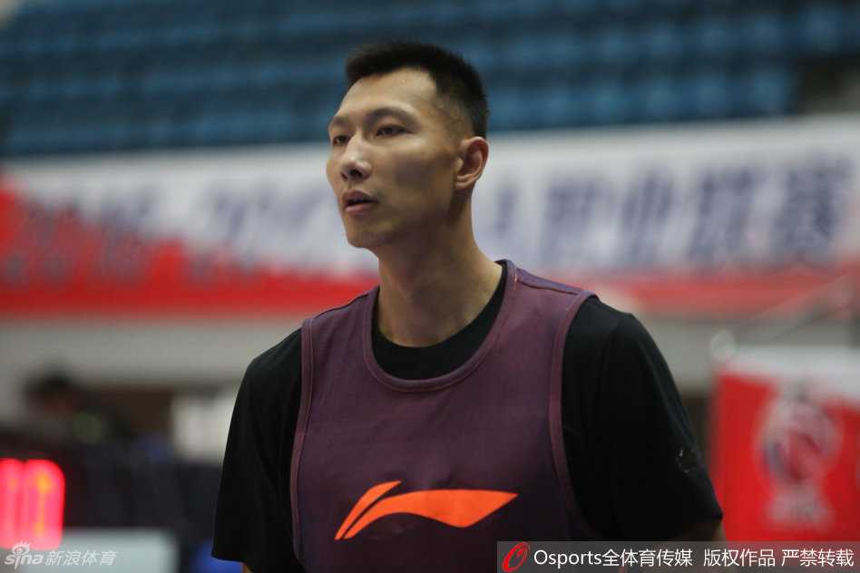 布泽尔认真地进行着伸展运动，这位NBA老将用一丝不苟的赛前准备，向年轻球员展示着职业赛场的长青秘诀。
